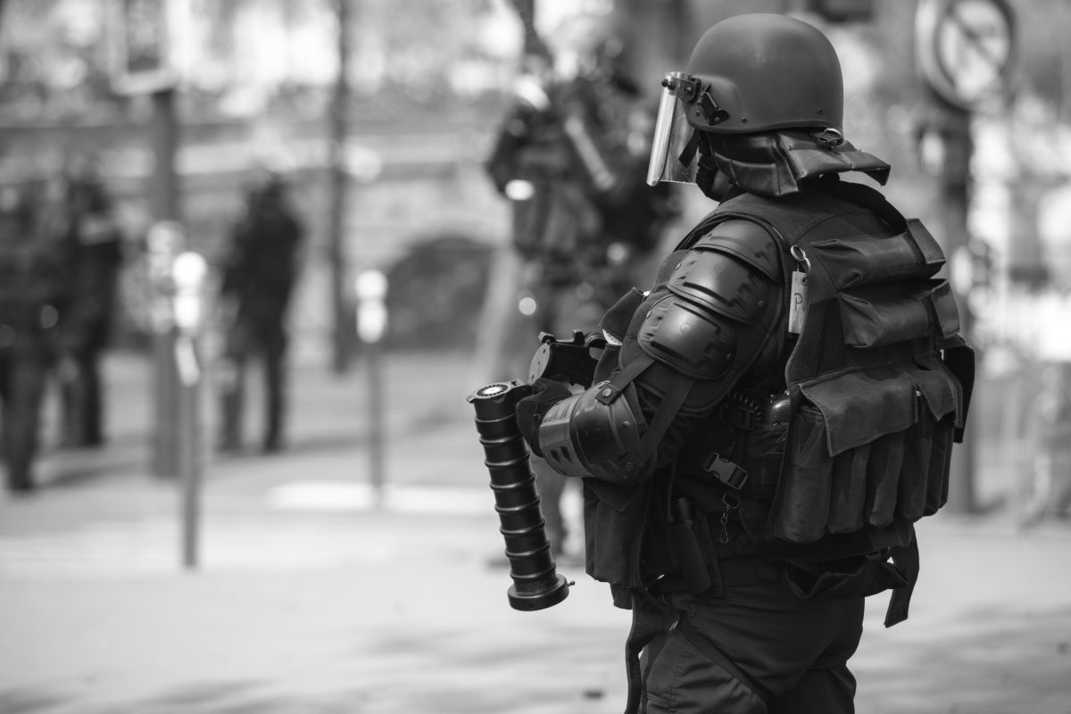 French riot police officer with tear gas grenade launcher | © Christian Martischius