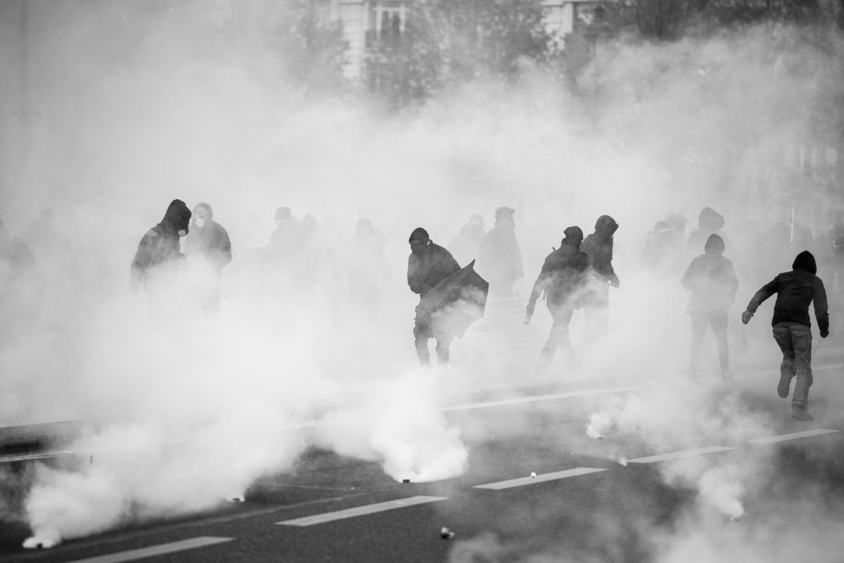 Protesters in Paris surrounded by tear gas  | © Christian Martischius