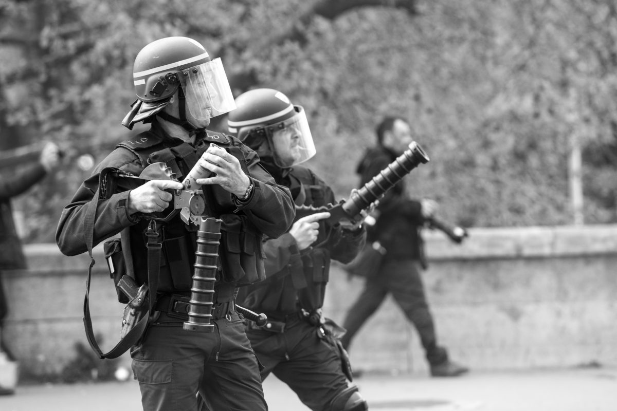 Police officers with tear gas grenade launchers | © Christian Martischius