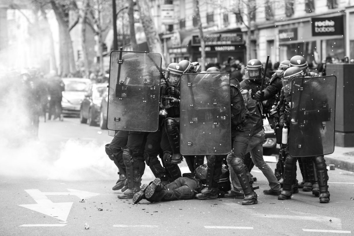 Injured plain clothes police officer surrounded by riot police | © Christian Martischius