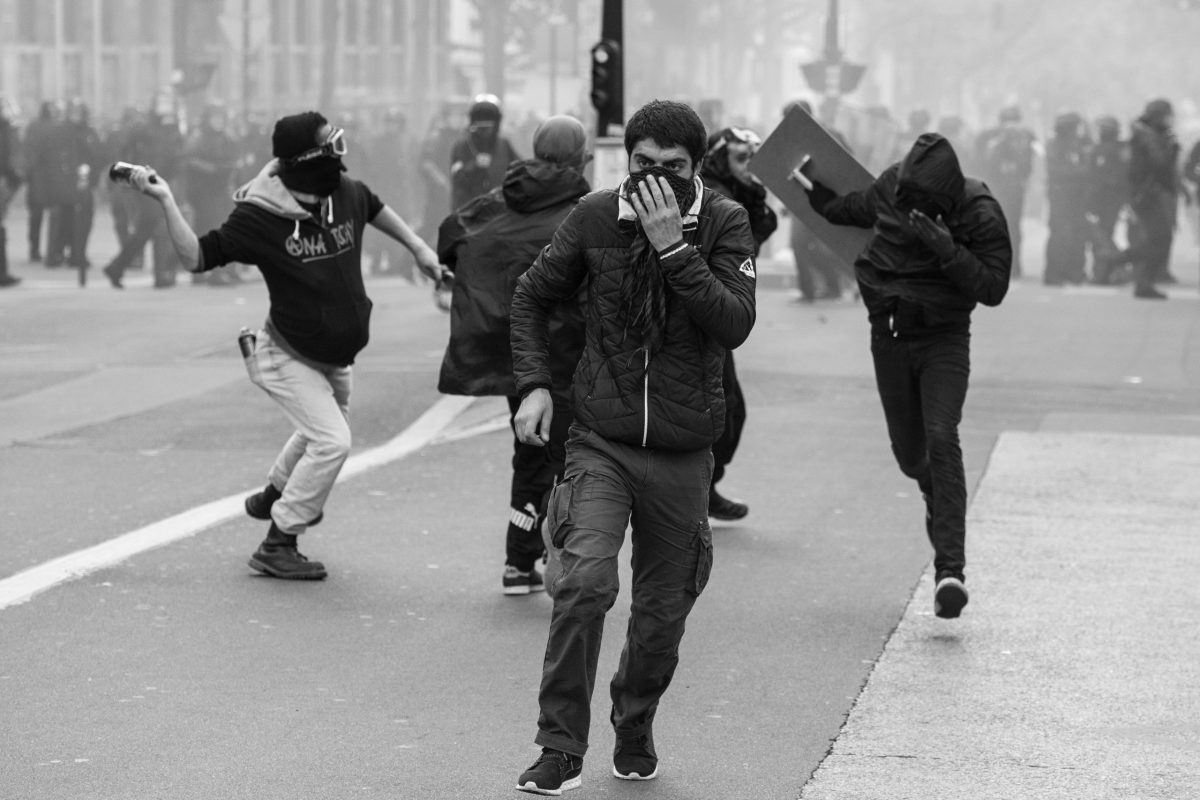 Youths battling the police | © Christian Martischius