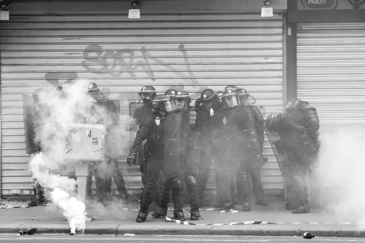 Riot police surrounded by tear gas grenades | © Christian Martischius