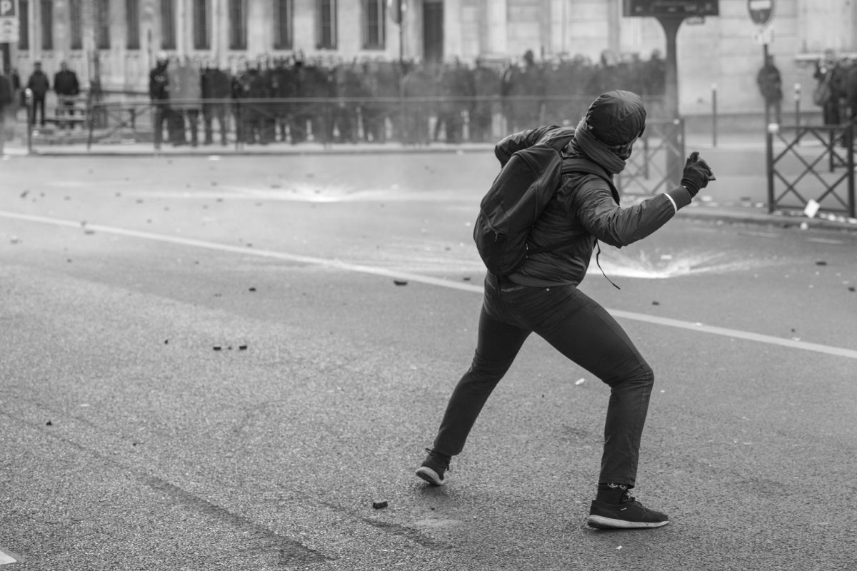 Protester throwing a stone | © Christian Martischius