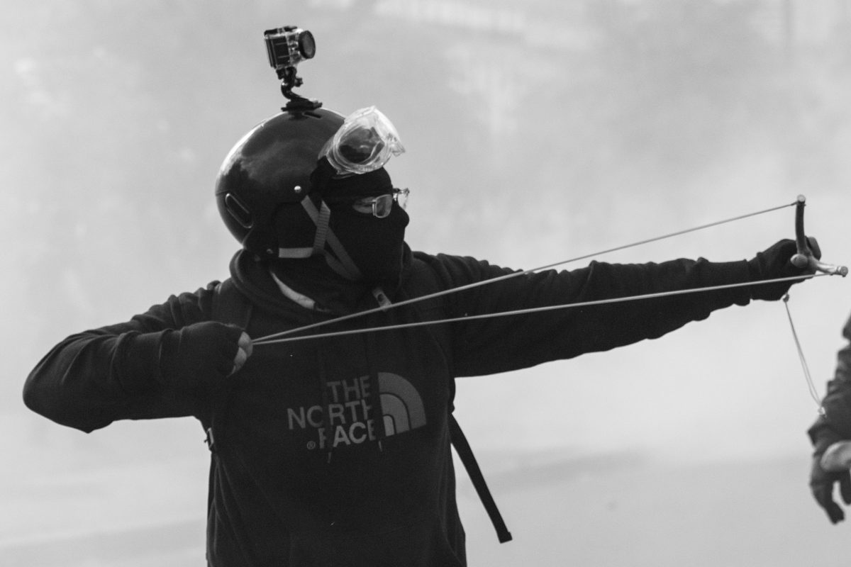 Protester with a slingshot | © Christian Martischius