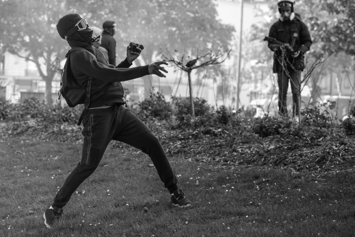 Protester hurling a stone | © Christian Martischius