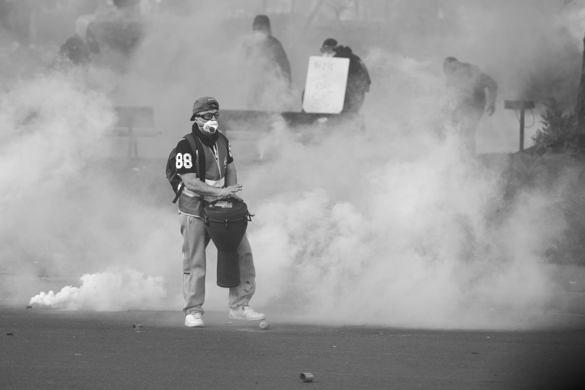 Protester with his drum in a cloud of tear gas | © Christian Martischius