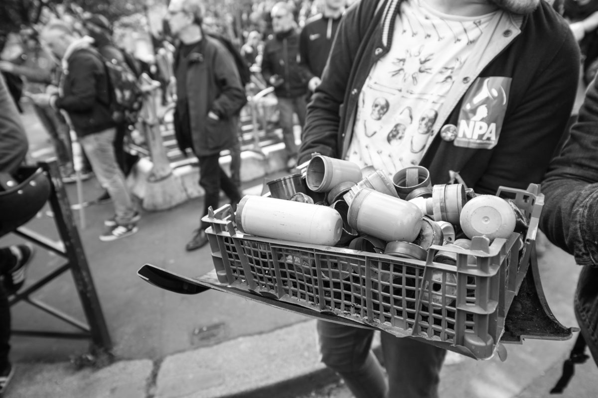 Protester with a collection of tear gas grenades | © Christian Martischius